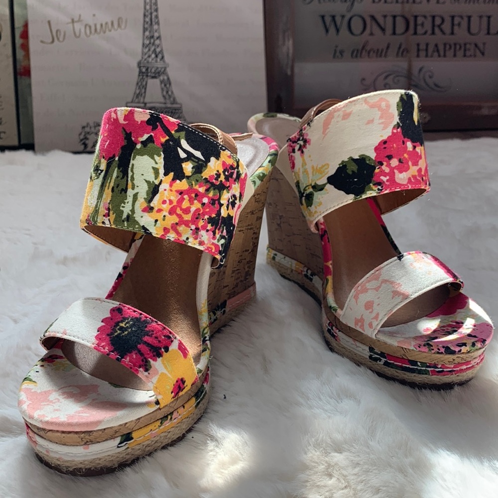 Beautiful and bright pair of George wedge sandal.